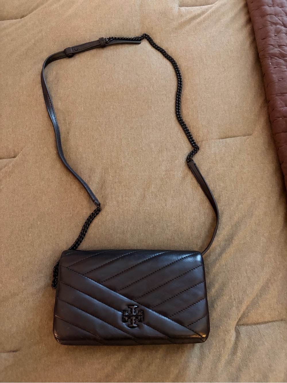 Tory Burch Kira Black Quilted Chevron Logo Crossbody - Picture 2 of 8